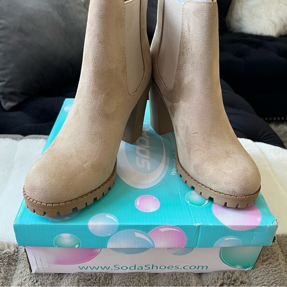 NWT Women’s Soda Glove Ankle Boot w/Lug Sole Elastic Gore Chunky Heels Size 8.5 - Picture 3 of 10